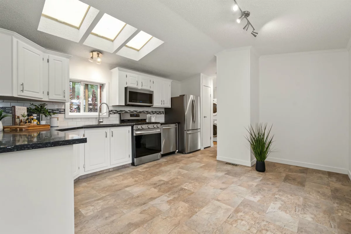 Dining Area Photo of 34 65367 Kawkawa Lake Road, Hope, BC