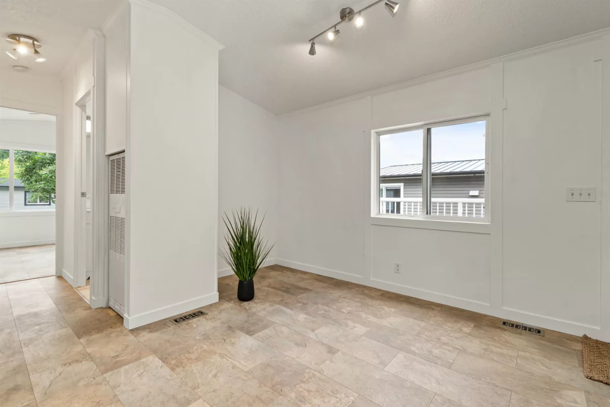 Laundry Room Photo of 34 65367 Kawkawa Lake Road, Hope, BC