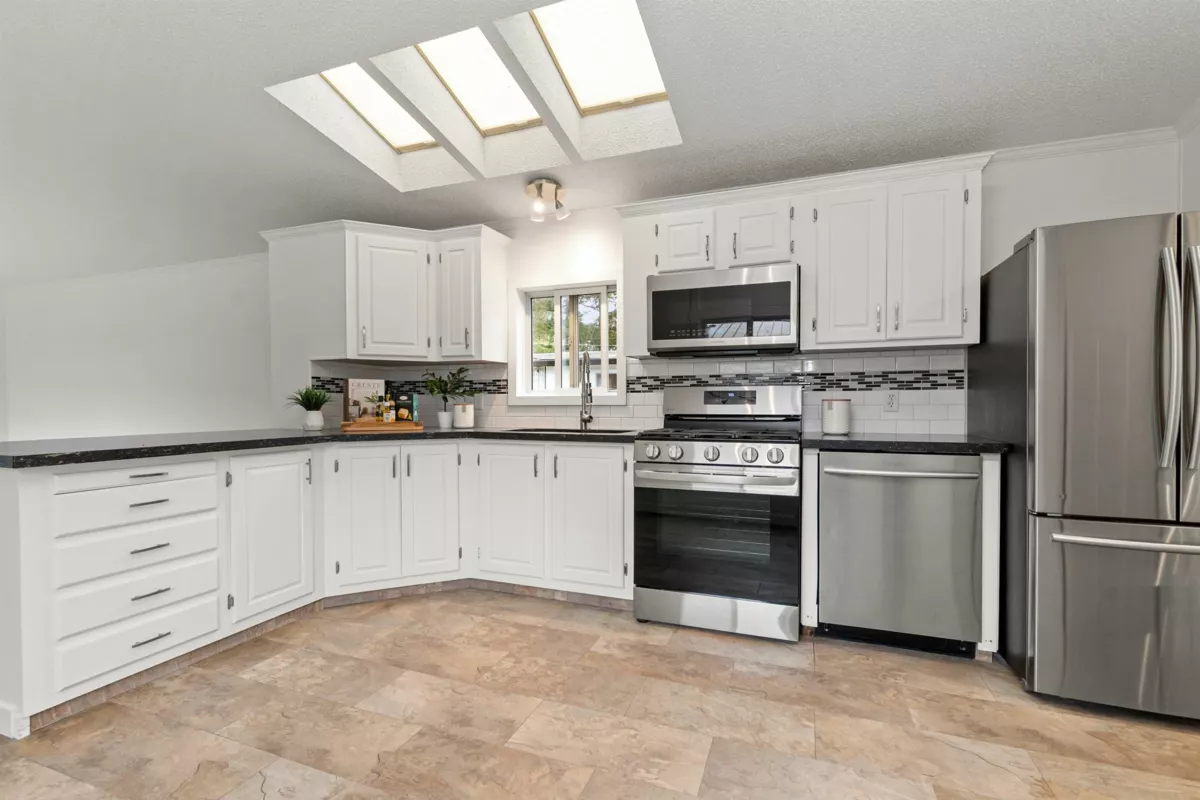 Living Room Photo of 34 65367 Kawkawa Lake Road, Hope, BC