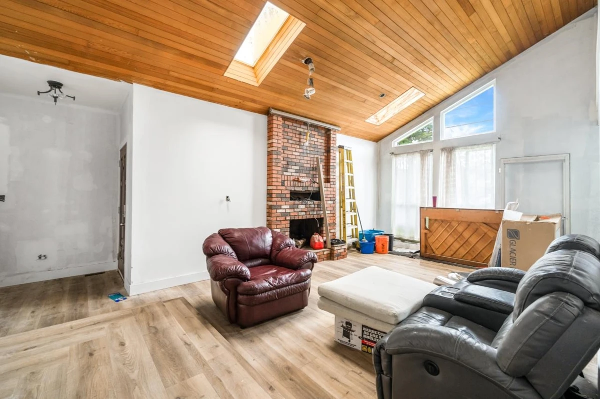 Family Room Photo of 15128 96 Avenue, Surrey, BC