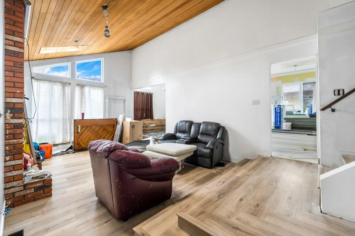 Living Room Photo of 15128 96 Avenue, Surrey, BC