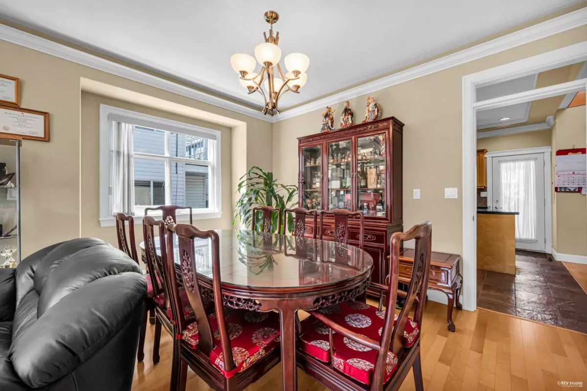 Kitchen Island Photo of 648 E 3rd Street, North Vancouver, BC