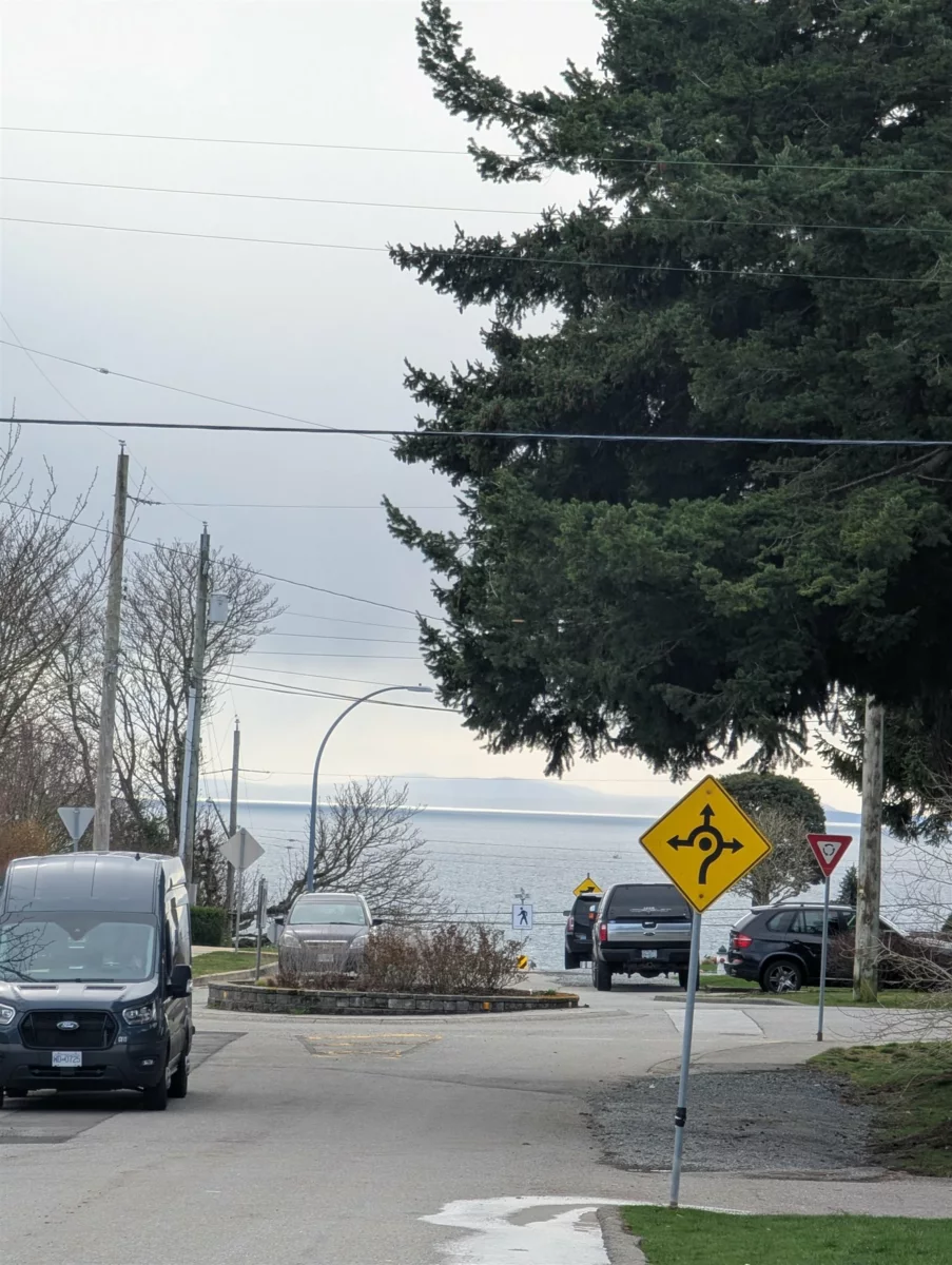 Family Room Photo of 15482 Semiahmoo Avenue, White Rock, BC
