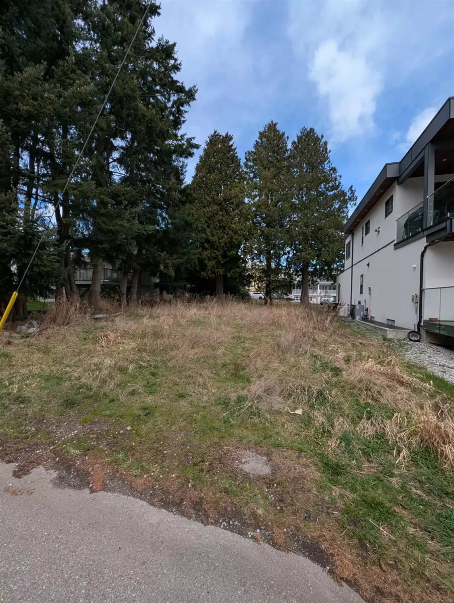 Living Room Photo of 15482 Semiahmoo Avenue, White Rock, BC