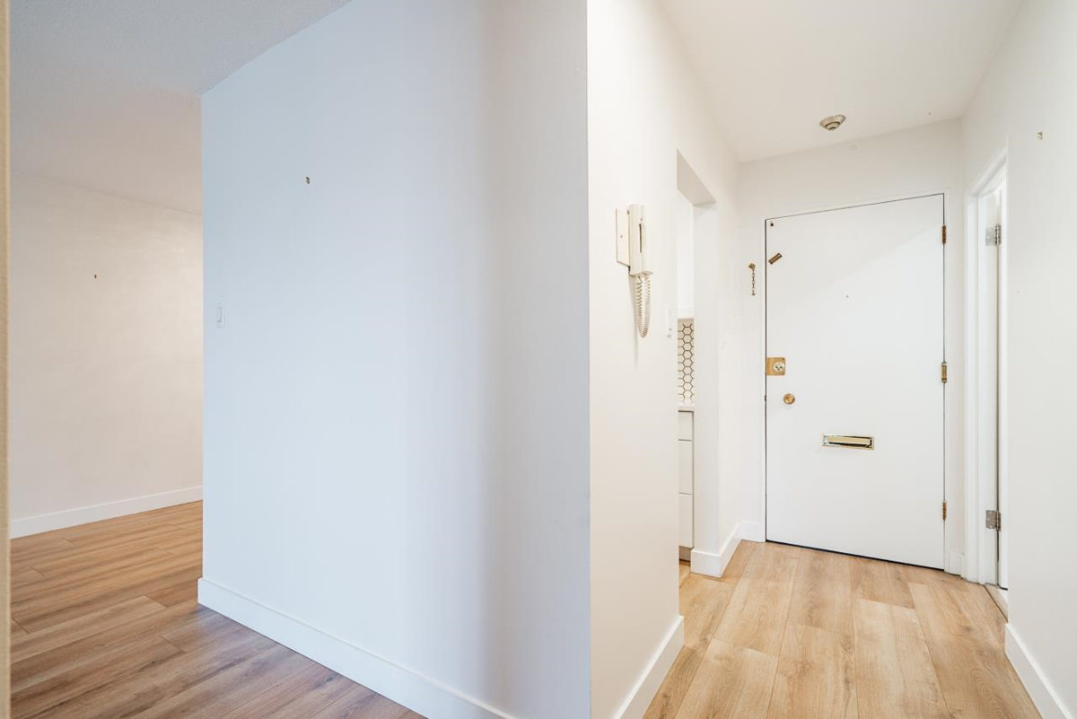 Entry Foyer Photo of 306 505 Ninth Street, New Westminster, BC