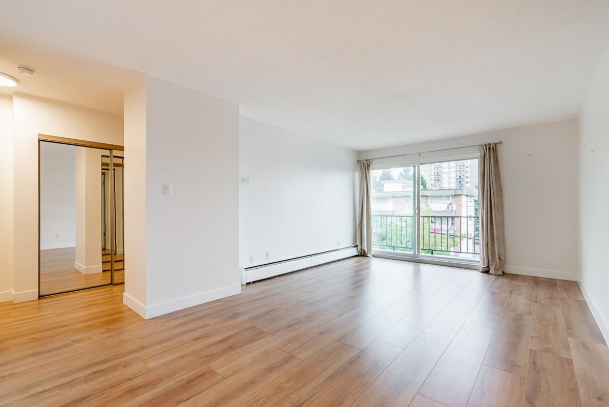 Living Room Photo of 306 505 Ninth Street, New Westminster, BC