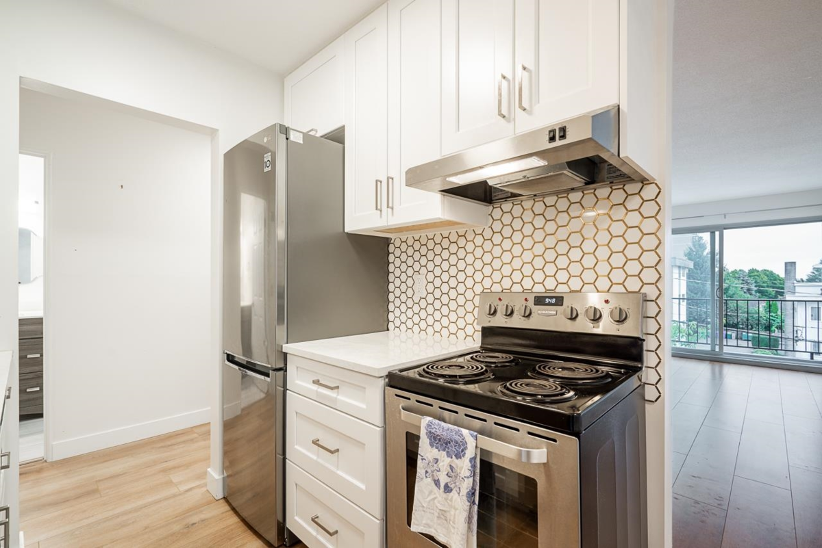 Walk-In Closet Photo of 306 505 Ninth Street, New Westminster, BC