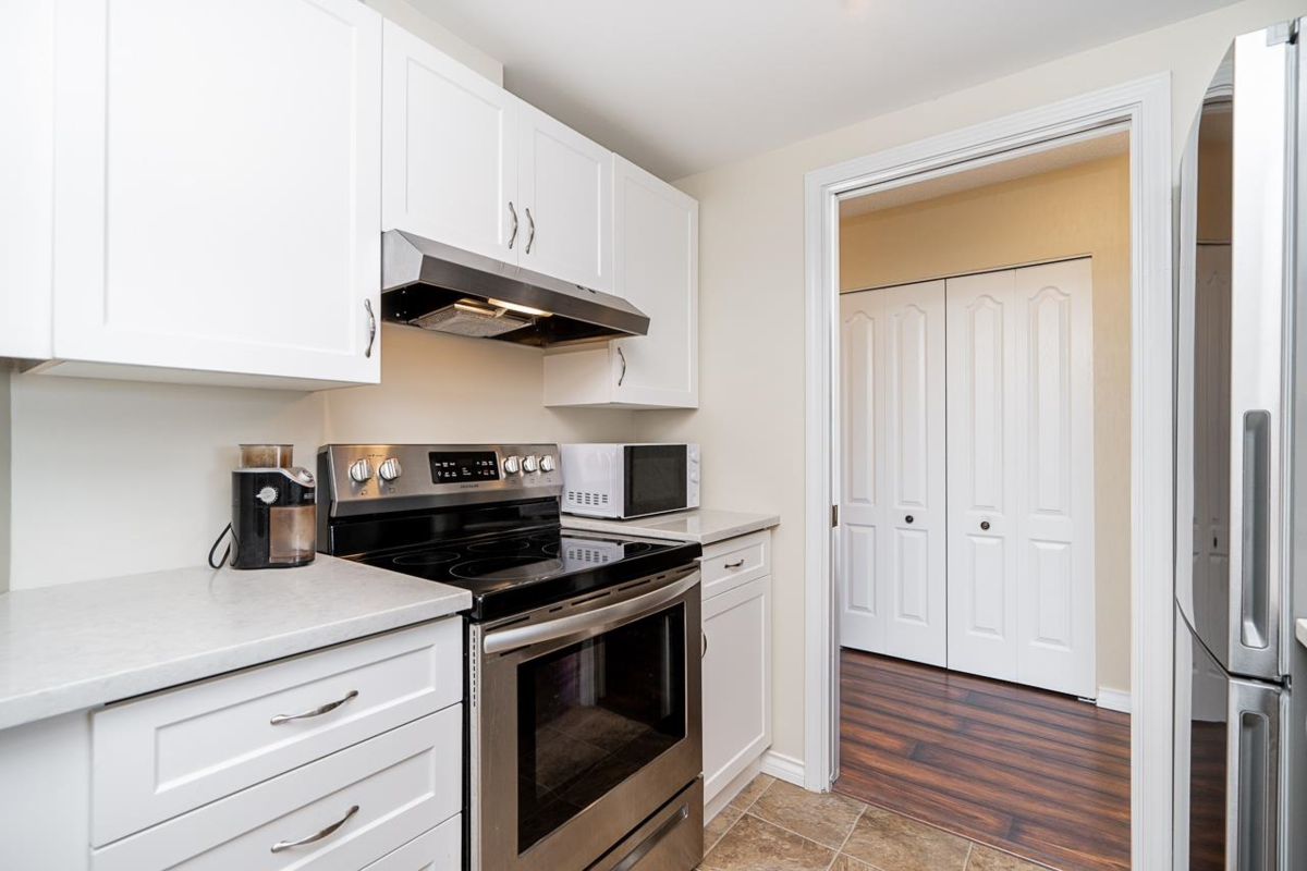Dining Area Photo of 502 15111 Russell Avenue, White Rock, BC