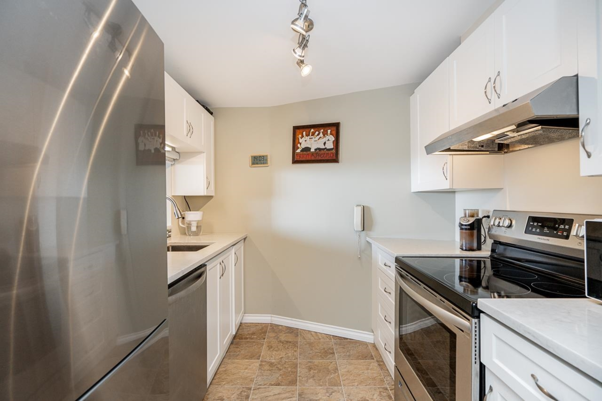 Family Room Photo of 502 15111 Russell Avenue, White Rock, BC