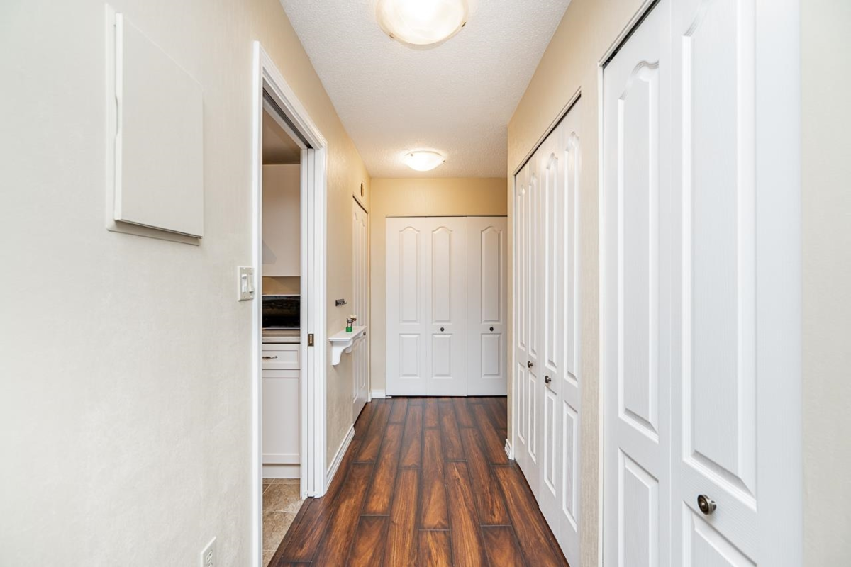 Living Room Photo of 502 15111 Russell Avenue, White Rock, BC
