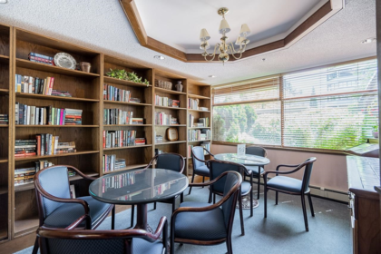 Hallway Photo of 502 15111 Russell Avenue, White Rock, BC