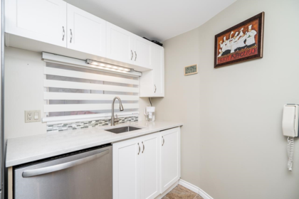 Kitchen Island Photo of 502 15111 Russell Avenue, White Rock, BC