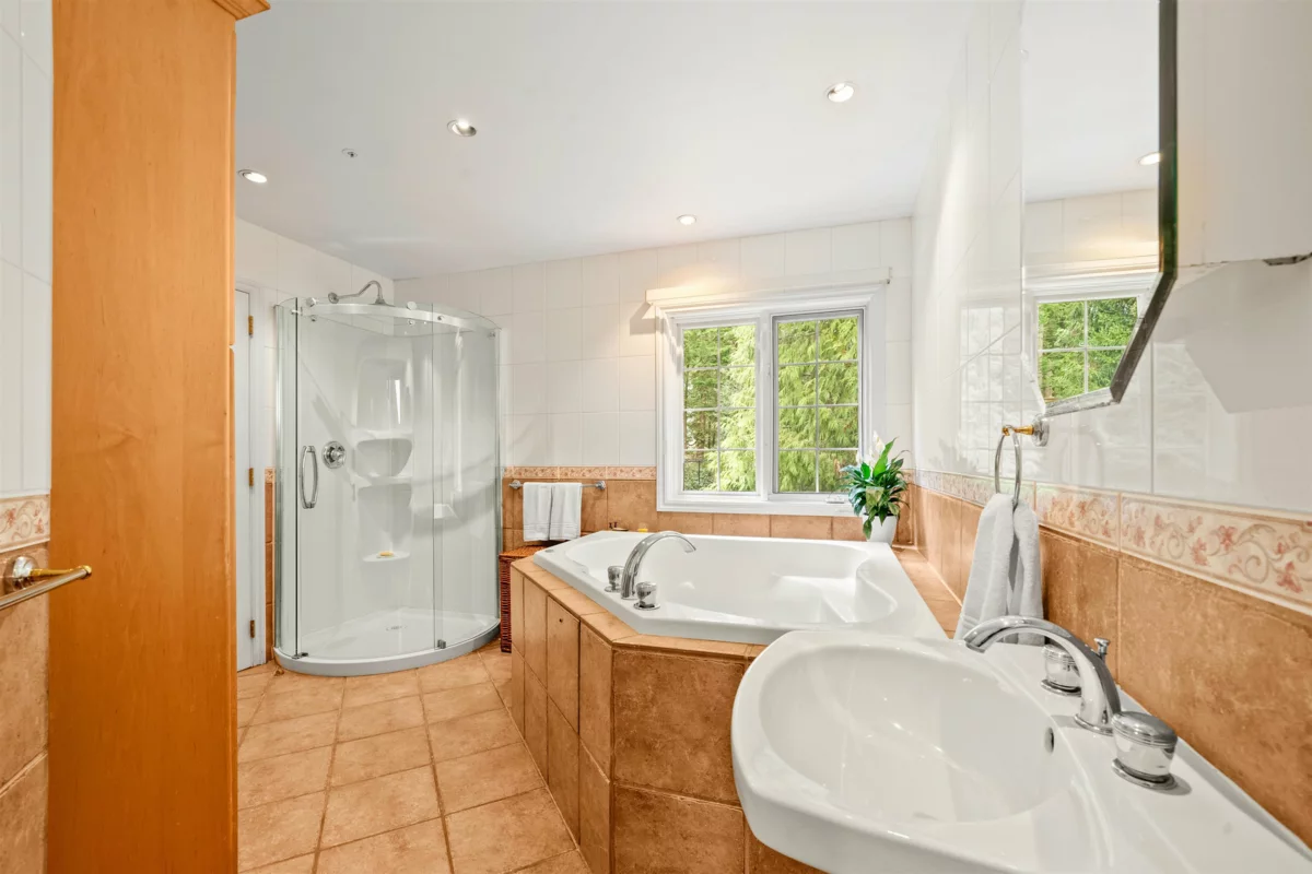 Entry Foyer Photo of 4622 Cove Cliff Road, North Vancouver, BC