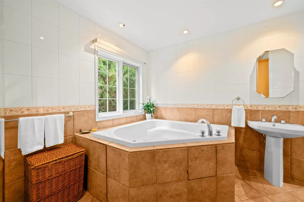 Mudroom Photo of 4622 Cove Cliff Road, North Vancouver, BC