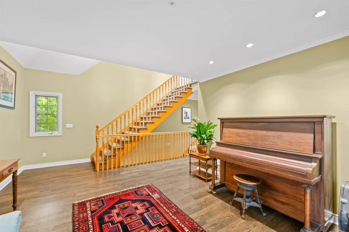 Outdoor Deck Photo of 4622 Cove Cliff Road, North Vancouver, BC