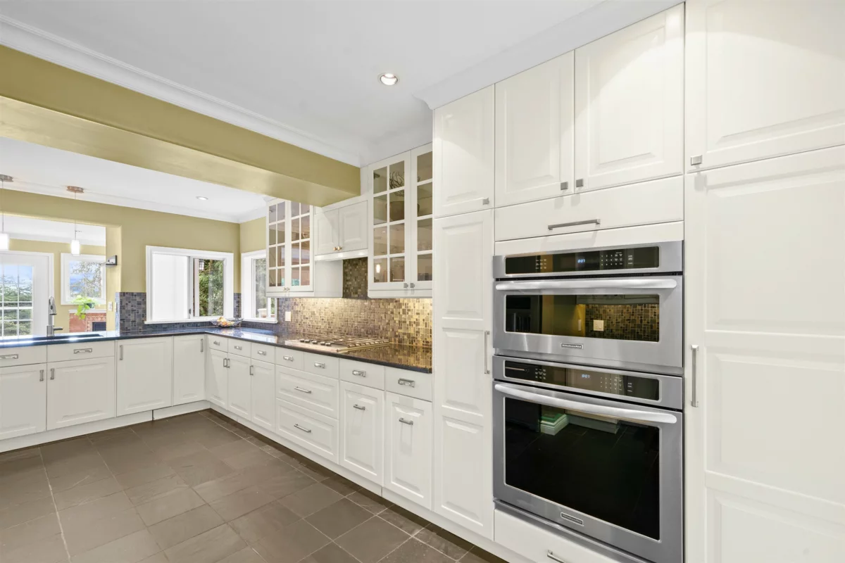 Powder Room Photo of 4622 Cove Cliff Road, North Vancouver, BC