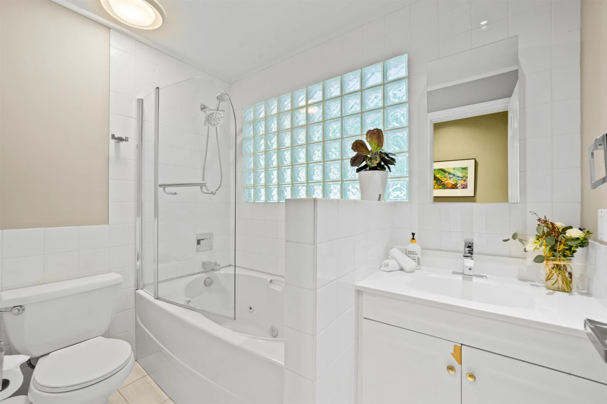 Primary Bathroom Photo of 4622 Cove Cliff Road, North Vancouver, BC