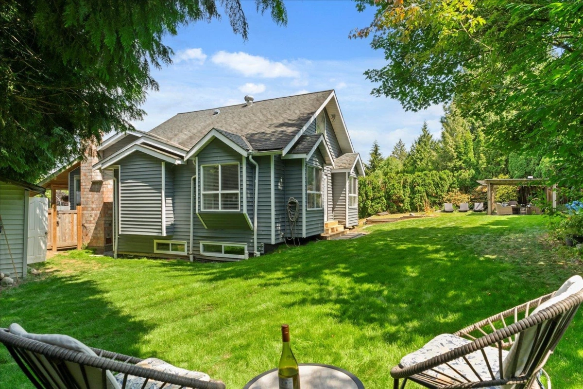 Swimming Pool Photo of 34602 Semlin Place, Abbotsford, BC