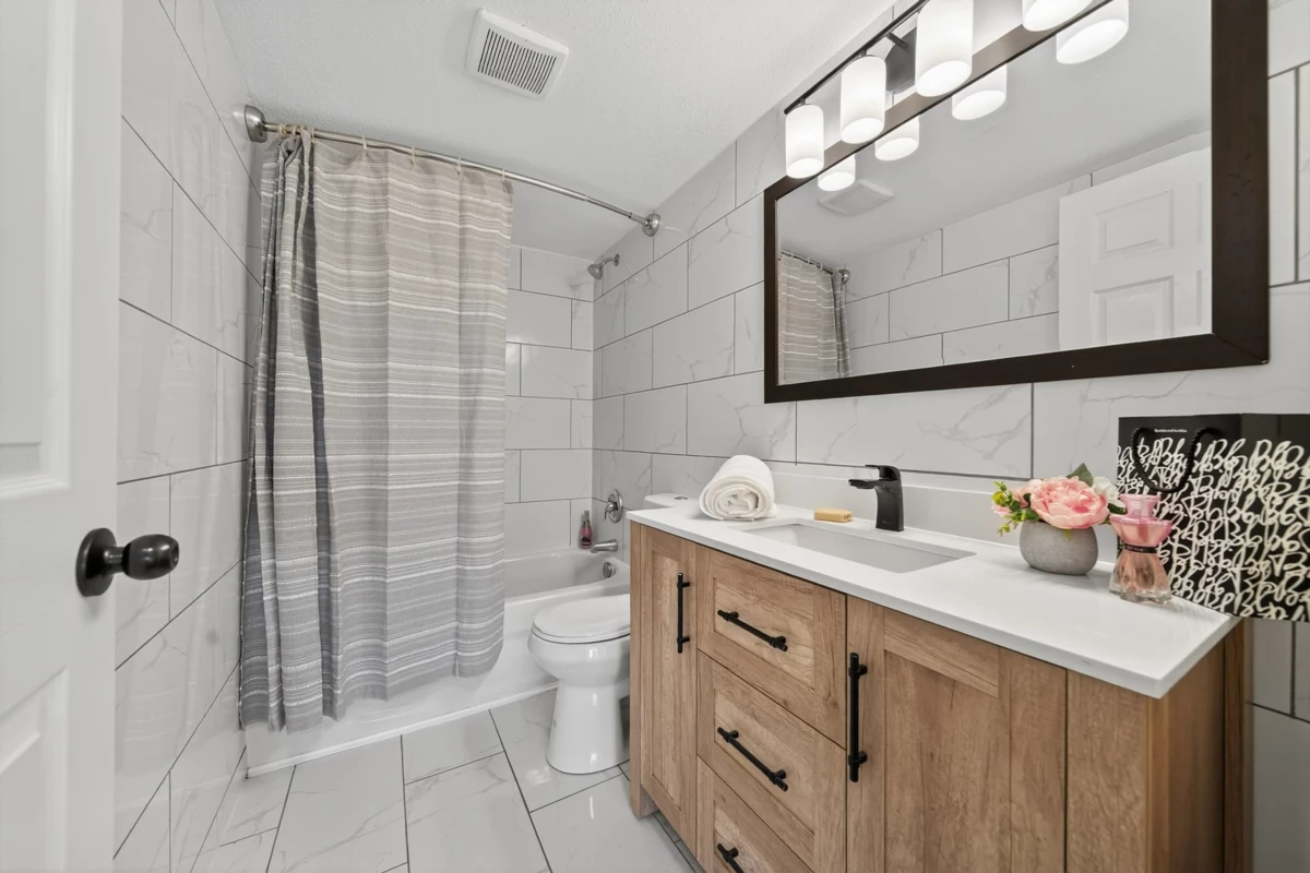 Primary Bathroom Photo of 309 2535 Hill-Tout Street, Abbotsford, BC