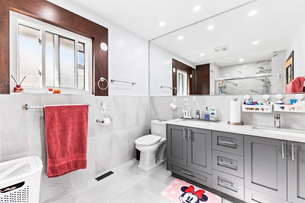 Walk-In Closet Photo of 1147 Confederation Drive, Port Coquitlam, BC