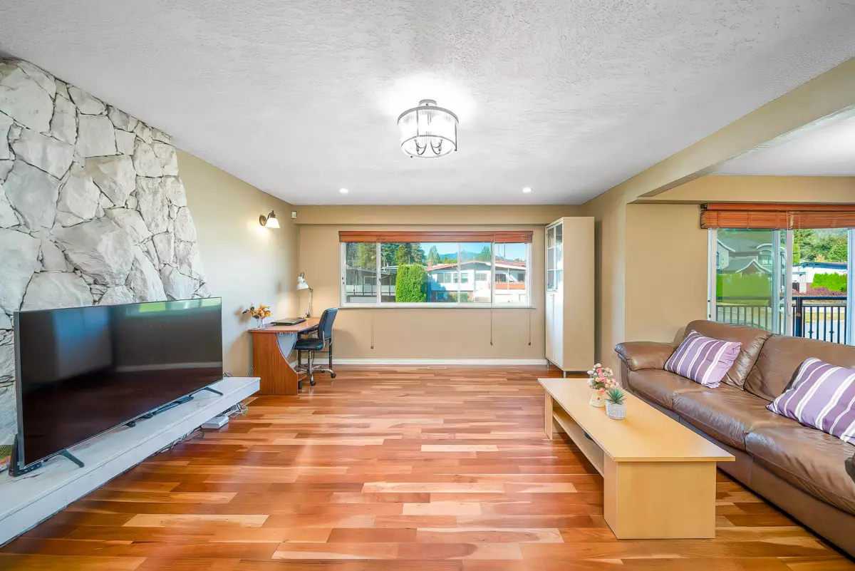 Kitchen Photo of 7122 Paulus Court, Burnaby, BC