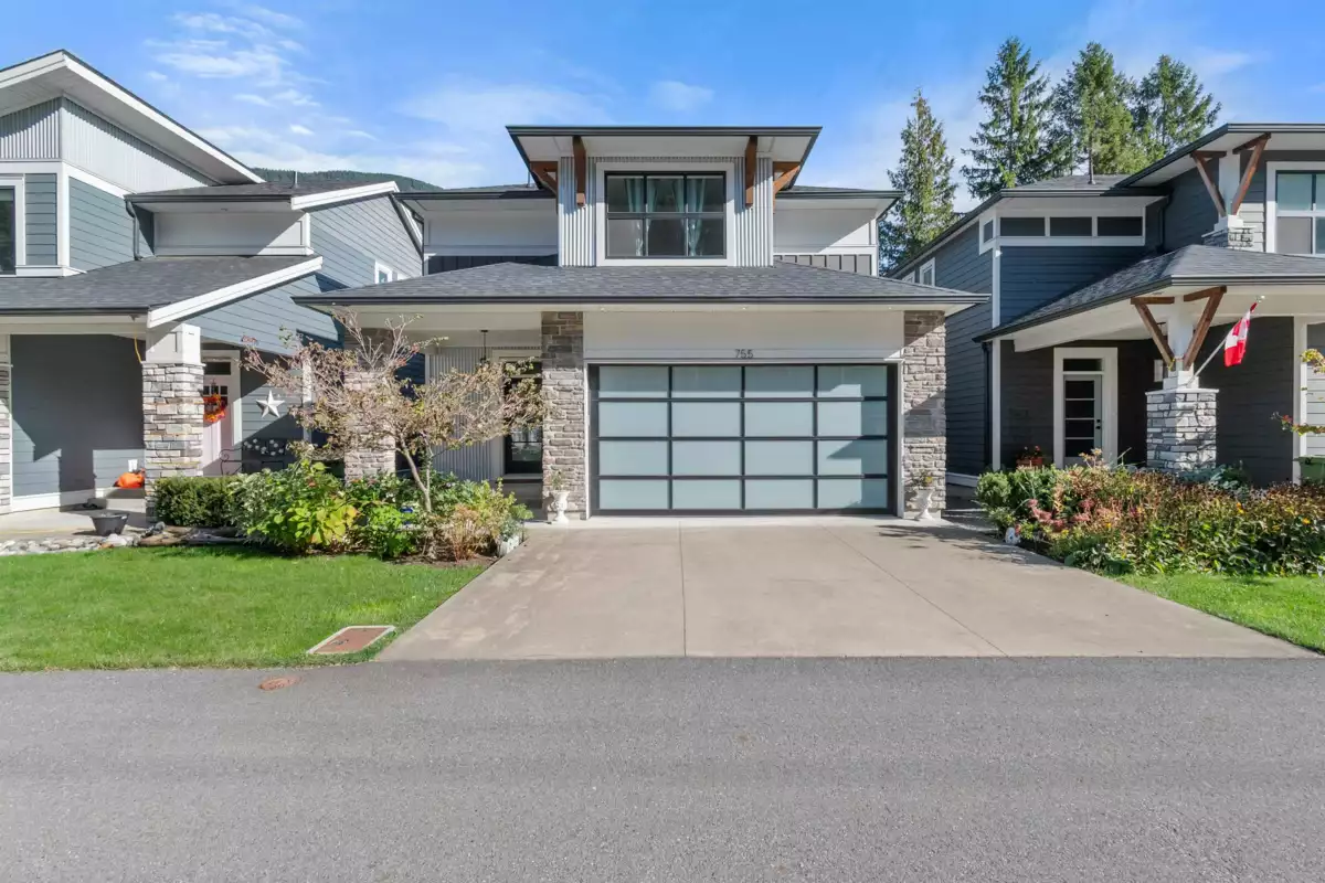Swimming Pool Photo of 755 Aspen Lane, Harrison Hot Springs, BC