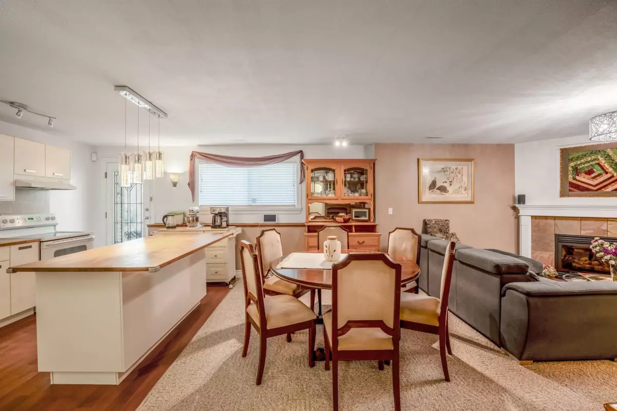 Kitchen Island Photo of 3051 Sienna Court, Coquitlam, BC