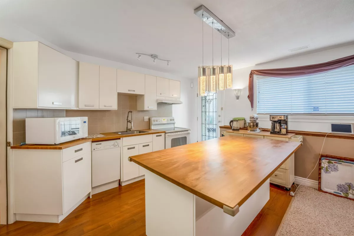 Kitchen Photo of 3051 Sienna Court, Coquitlam, BC