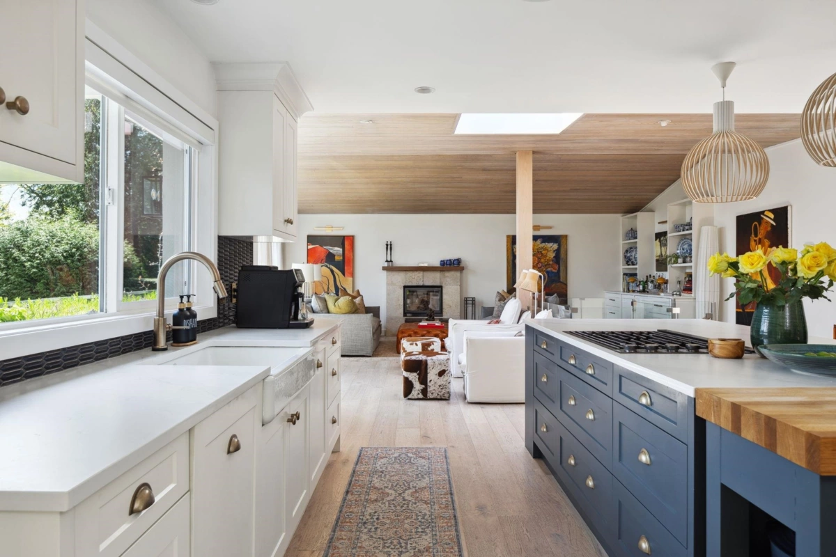 Walk-In Closet Photo of 4445 Stone Court, West Vancouver, BC