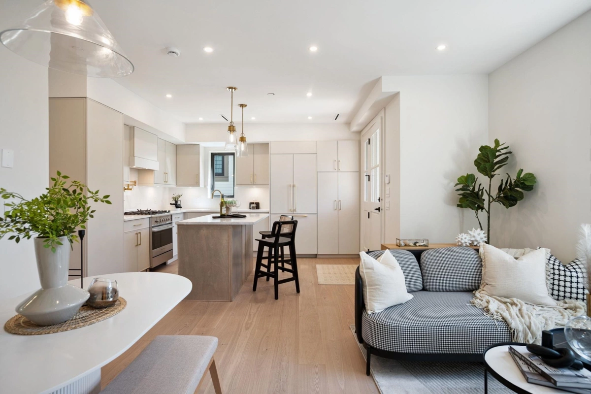 Kitchen Photo of 1 1915 E 3rd Avenue, Vancouver, BC