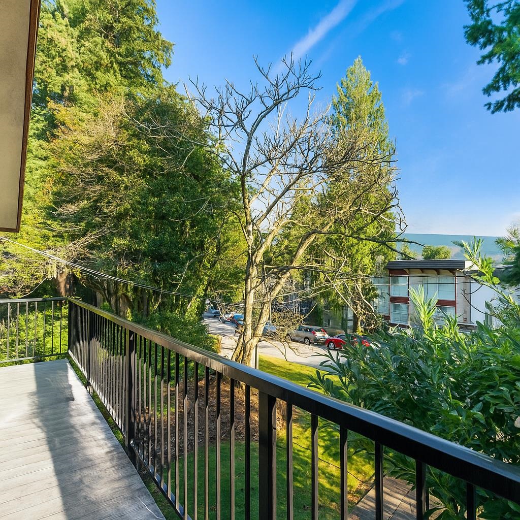 Hallway Photo of 3003 Sunnyhurst Road, North Vancouver, BC