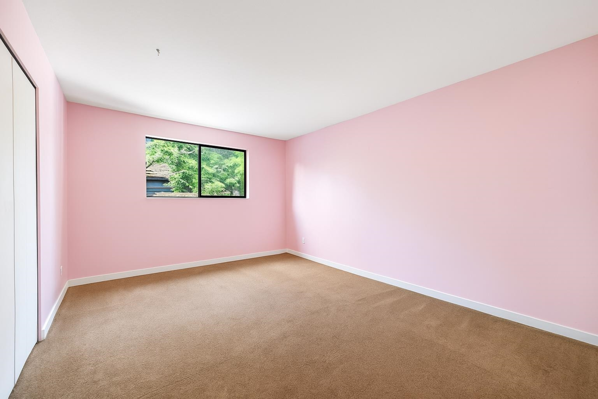 Walk-In Closet Photo of 3003 Sunnyhurst Road, North Vancouver, BC