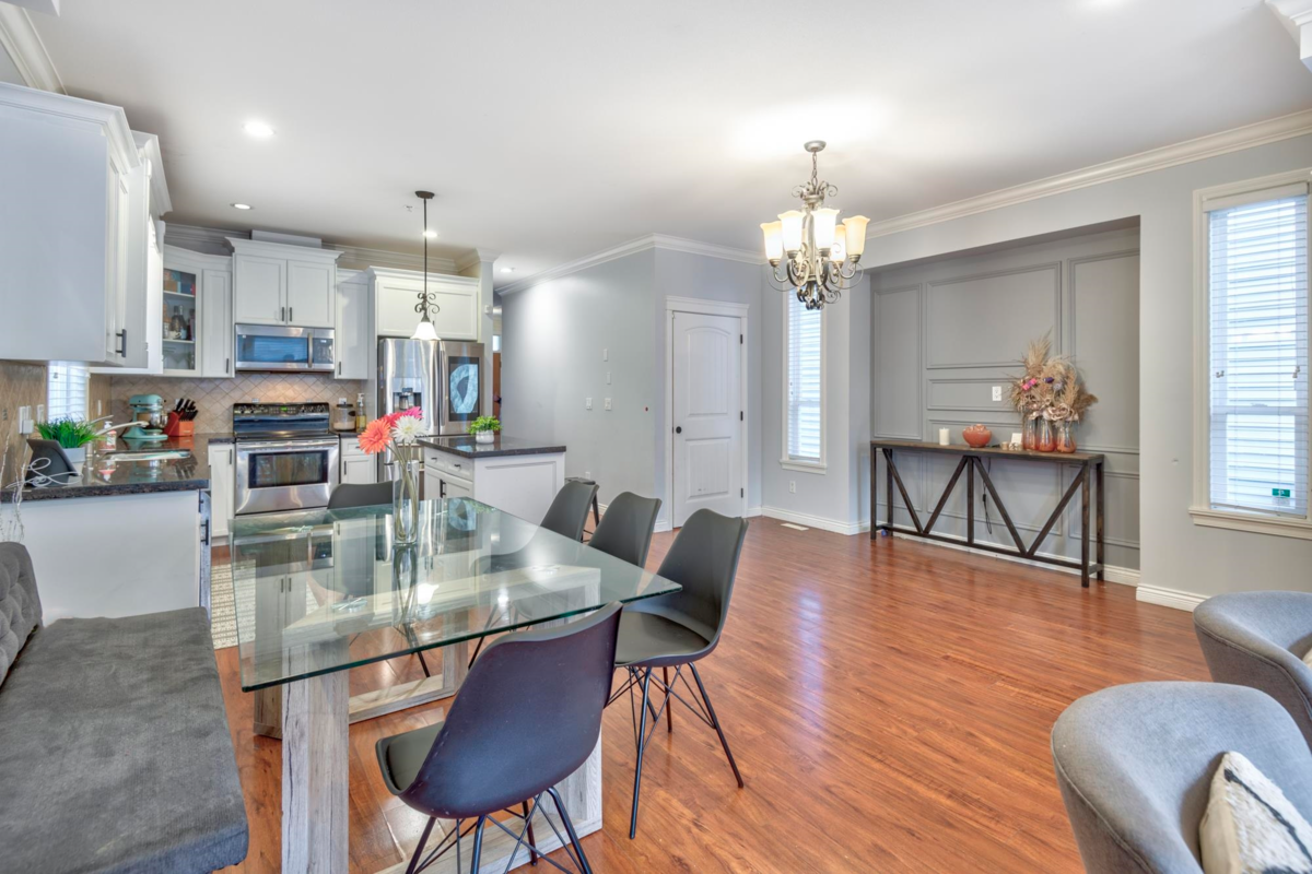 Breakfast Nook Photo of 24284 101a Avenue, Maple Ridge, BC