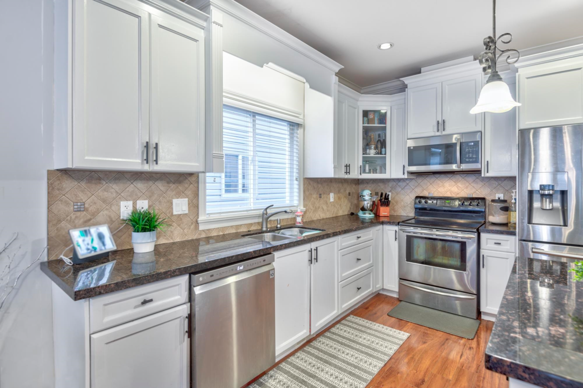 Family Room Photo of 24284 101a Avenue, Maple Ridge, BC