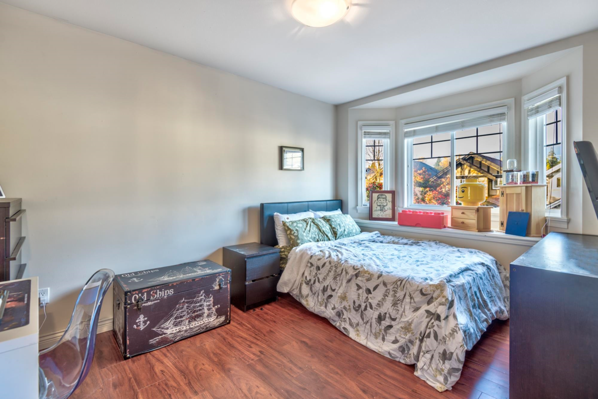 Guest Bathroom Photo of 24284 101a Avenue, Maple Ridge, BC