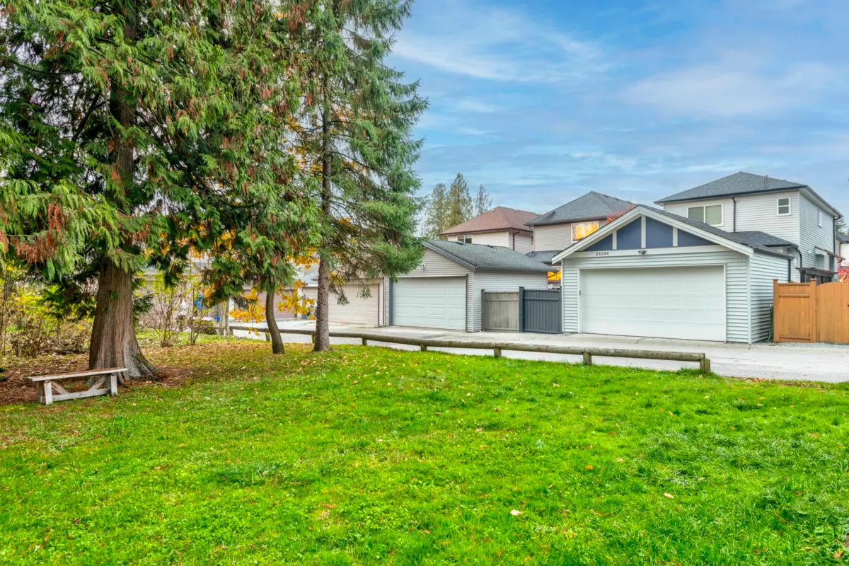 Hallway Photo of 24284 101a Avenue, Maple Ridge, BC