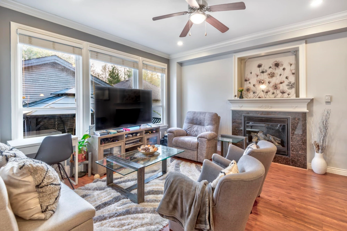 Kitchen Island Photo of 24284 101a Avenue, Maple Ridge, BC