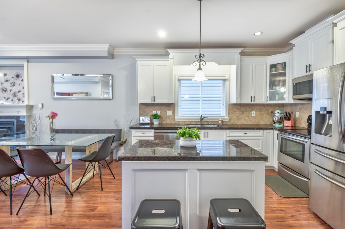 Living Room Photo of 24284 101a Avenue, Maple Ridge, BC