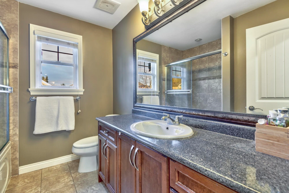 Powder Room Photo of 24284 101a Avenue, Maple Ridge, BC