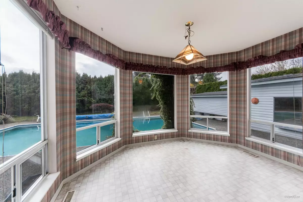 Walk-In Closet Photo of 19798 34a Avenue, Langley, BC