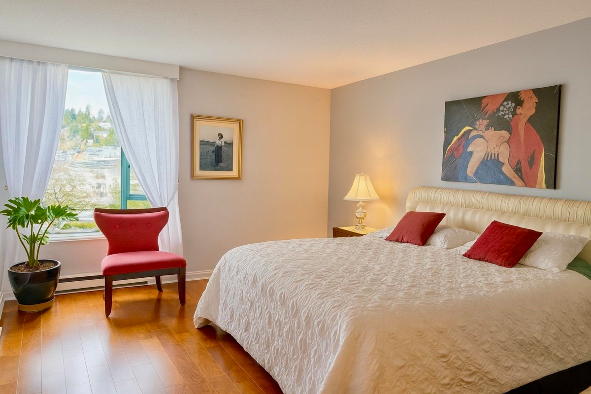 Breakfast Nook Photo of 4D 338 Taylor Way, West Vancouver, BC