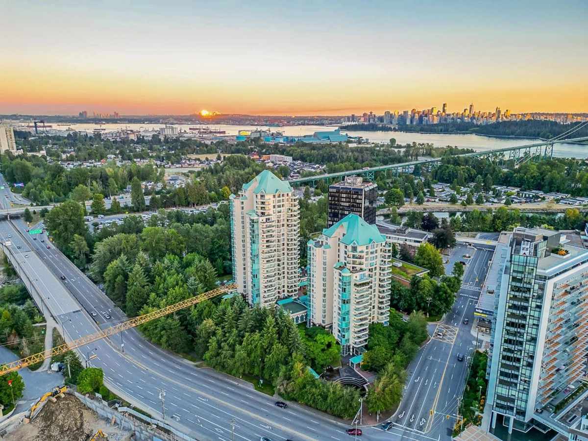 Hallway Photo of 4D 338 Taylor Way, West Vancouver, BC