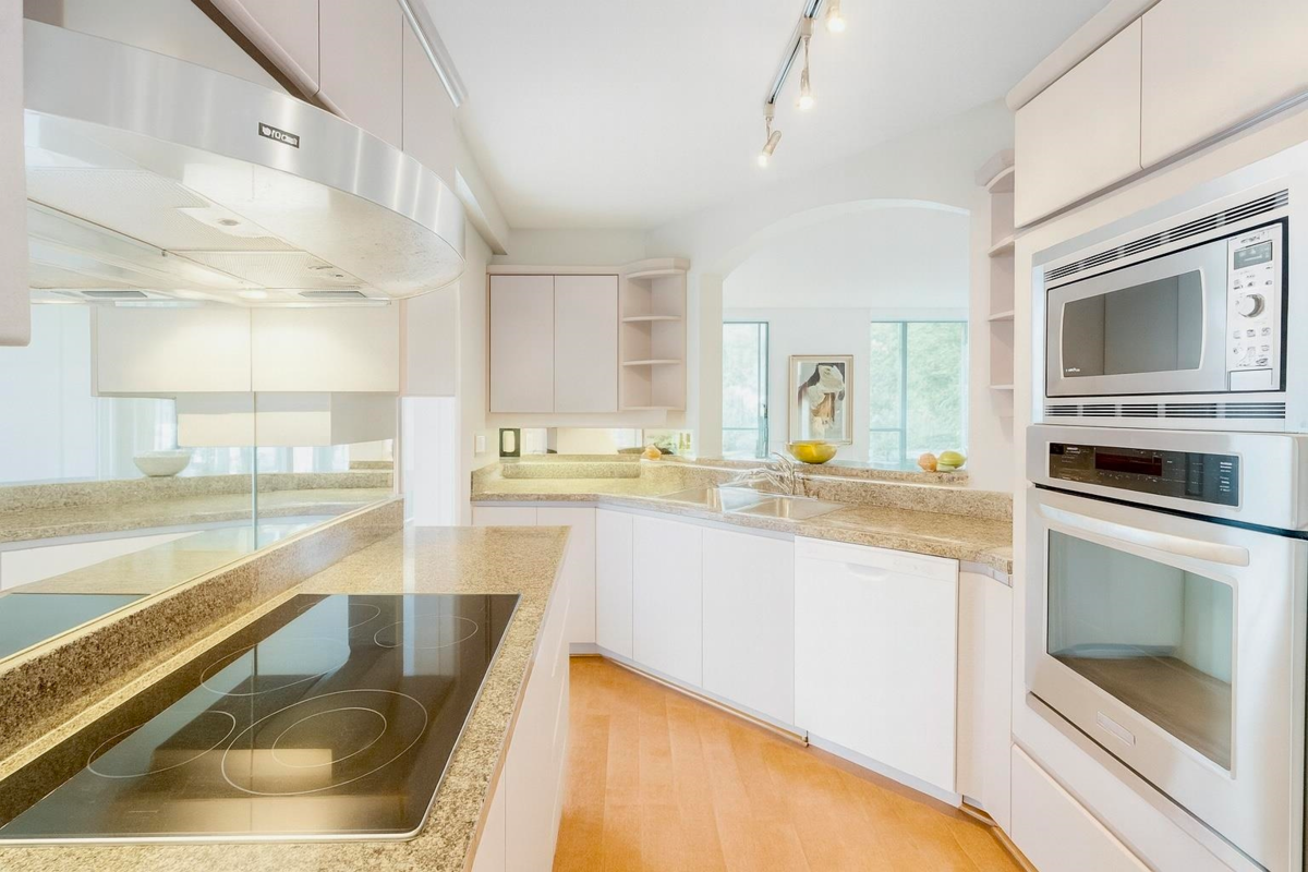 Kitchen Island Photo of 4D 338 Taylor Way, West Vancouver, BC
