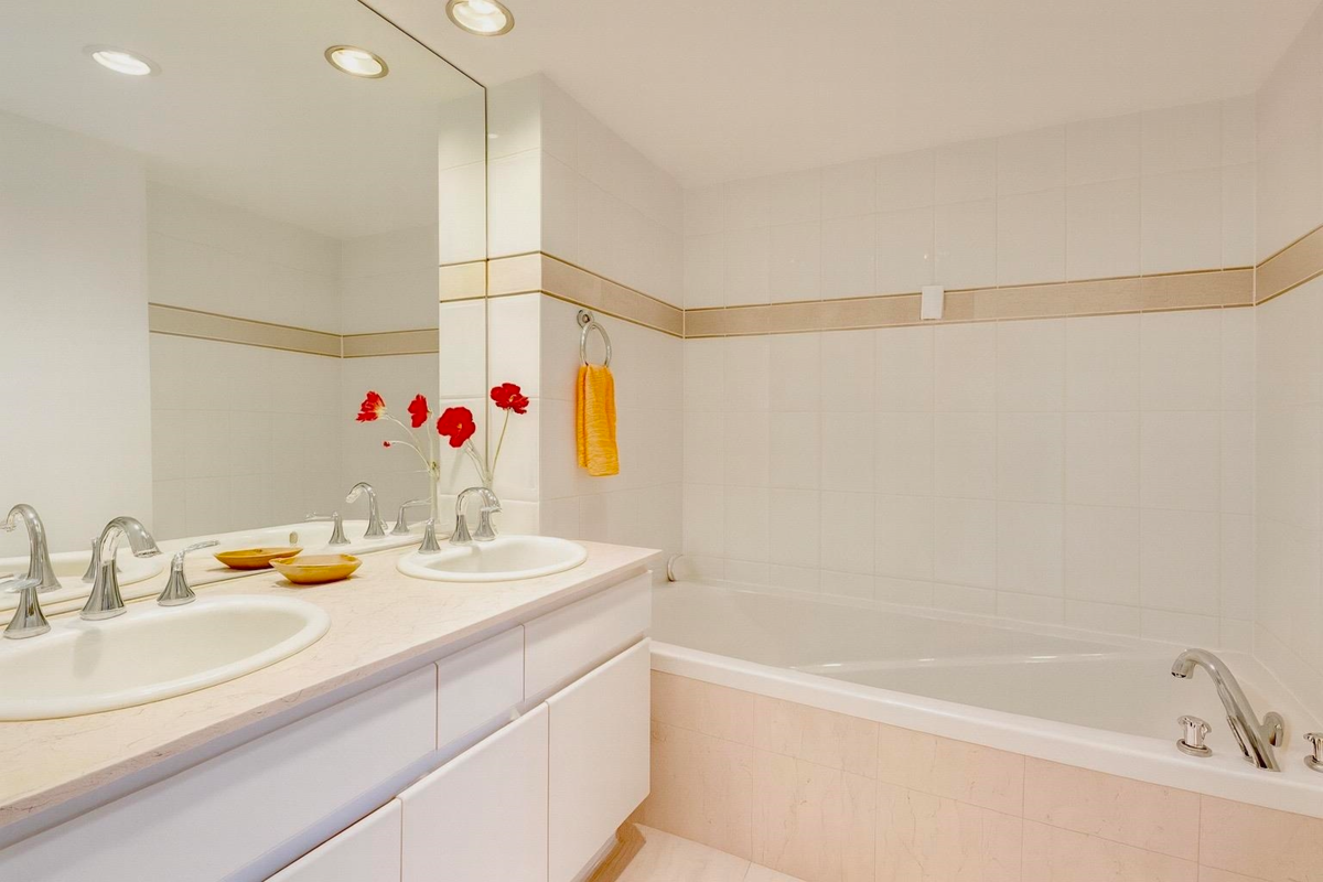 Walk-In Closet Photo of 4D 338 Taylor Way, West Vancouver, BC