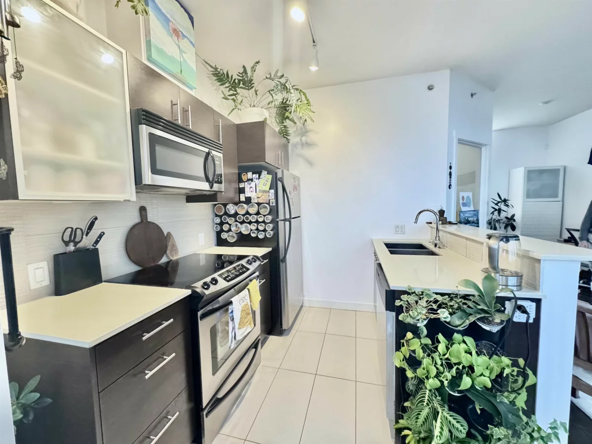 Kitchen Island Photo of 1609 13399 104th Avenue, Surrey, BC