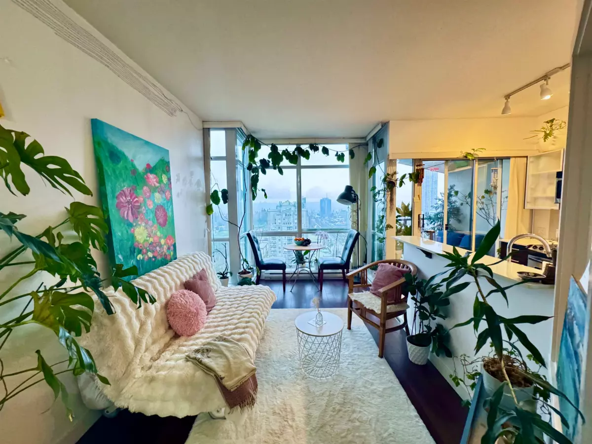 Walk-In Closet Photo of 1609 13399 104th Avenue, Surrey, BC