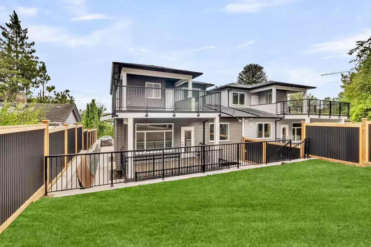 Front Yard Photo of B 32729 Fraser Crescent, Mission, BC