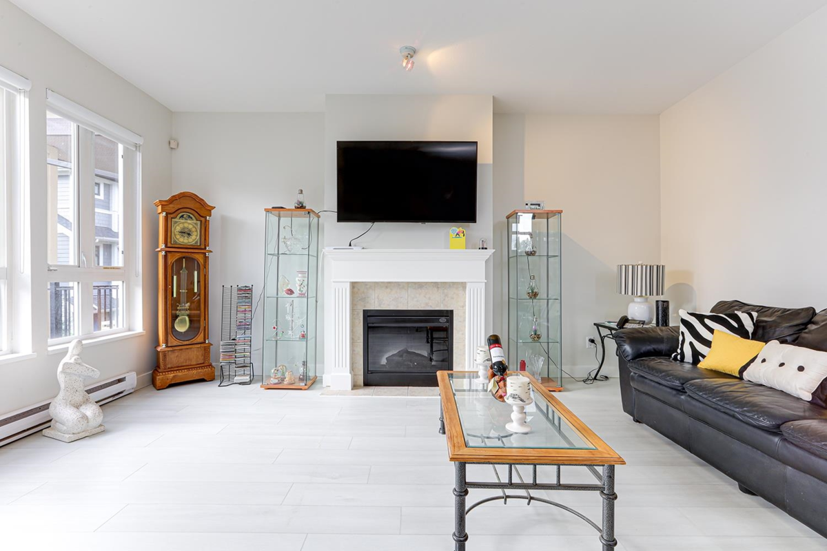 Living Room Photo of 47 160 Pembina Street, New Westminster, BC