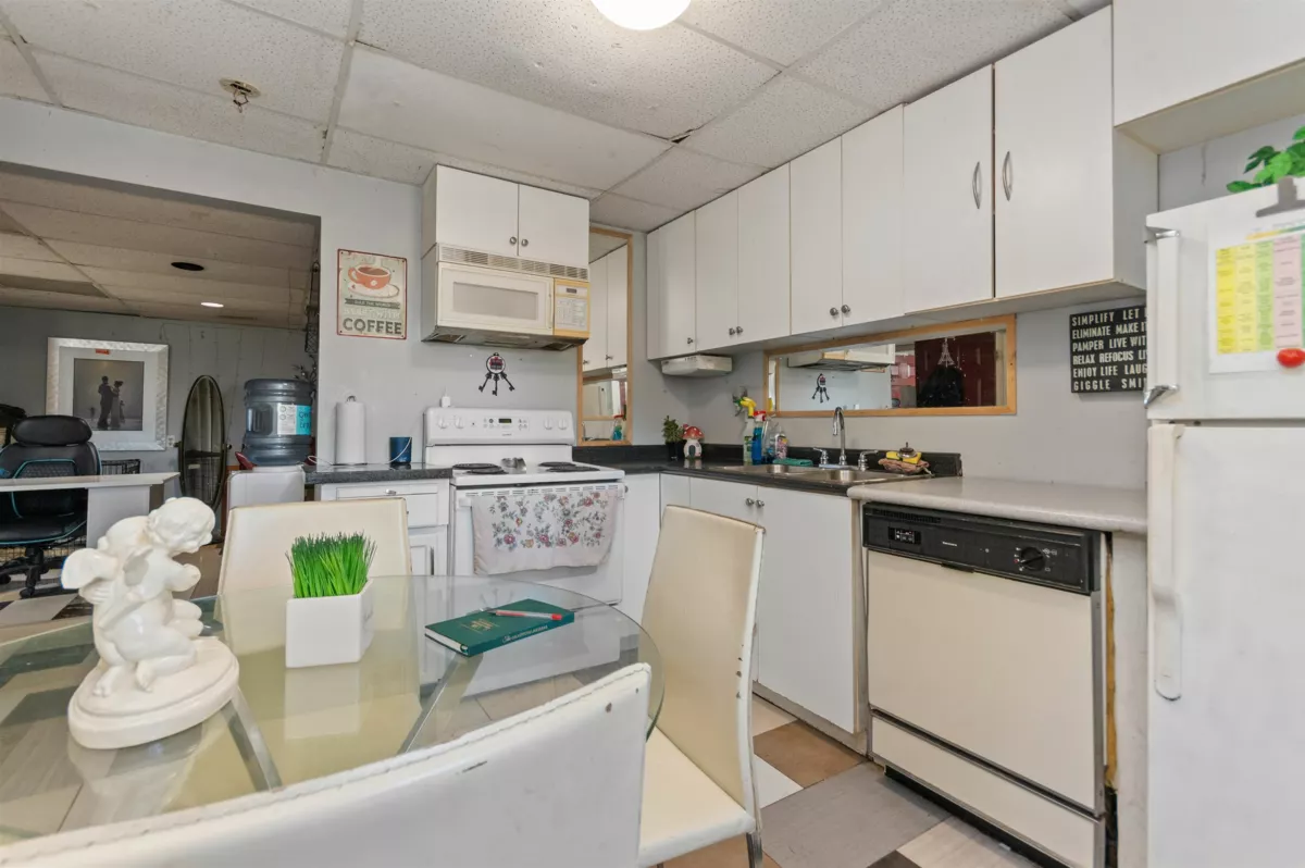 Entry Foyer Photo of 66176 Kawkawa Lake Road, Hope, BC
