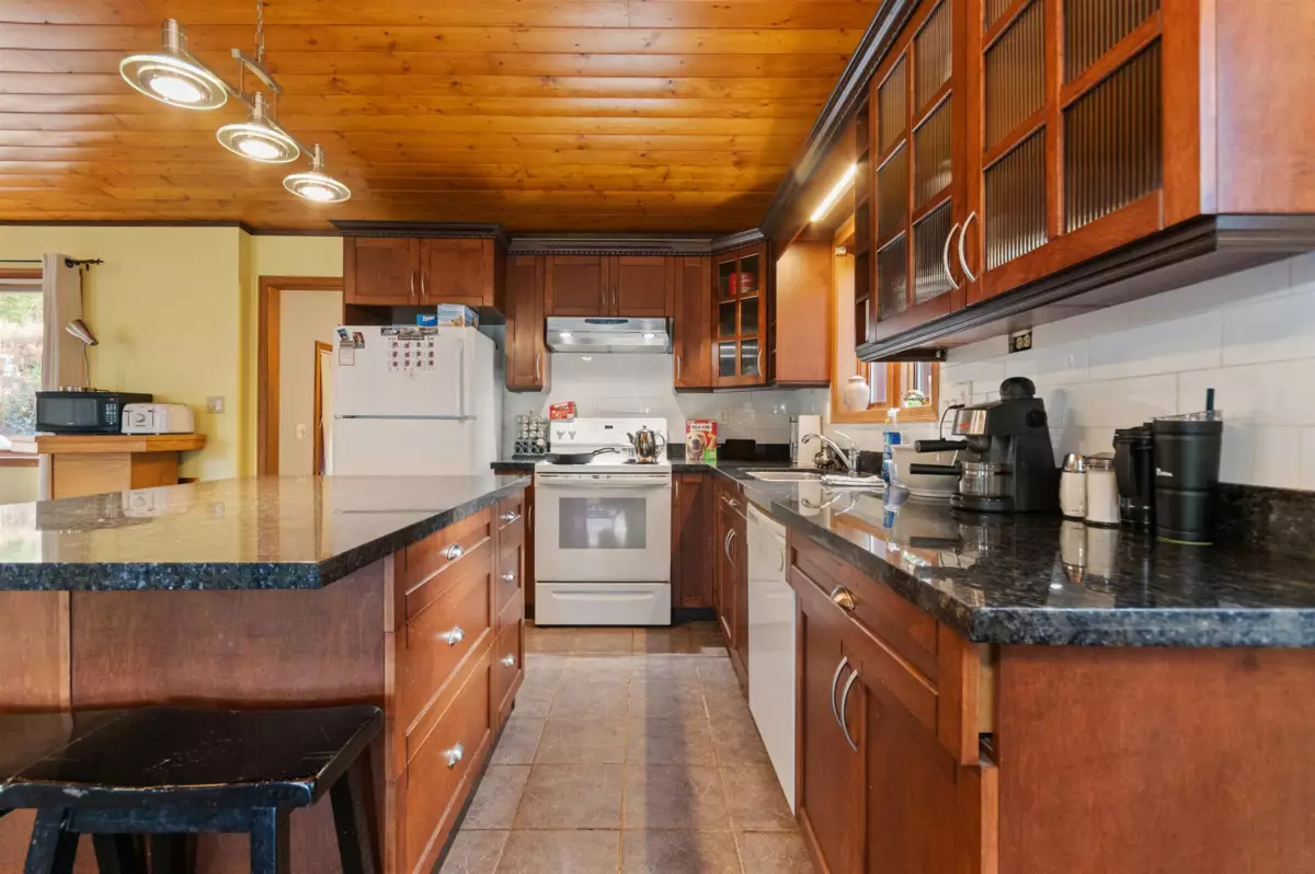 Walk-In Closet Photo of 66176 Kawkawa Lake Road, Hope, BC